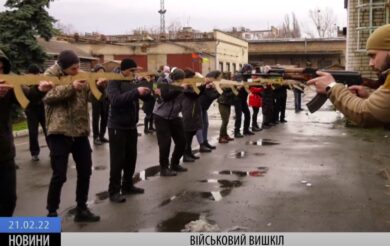 Черкасці взялися за зброю: як триває військовий вишкіл для цивільних (ВІДЕО)