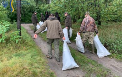 Під Черкасами рибоохоронний патруль зібрав півтонни сміття